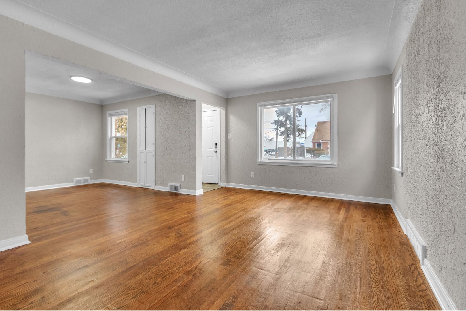 This beautifully updated 3-bedroom, 1-bath single-family home is ready for move-in! – photo 2