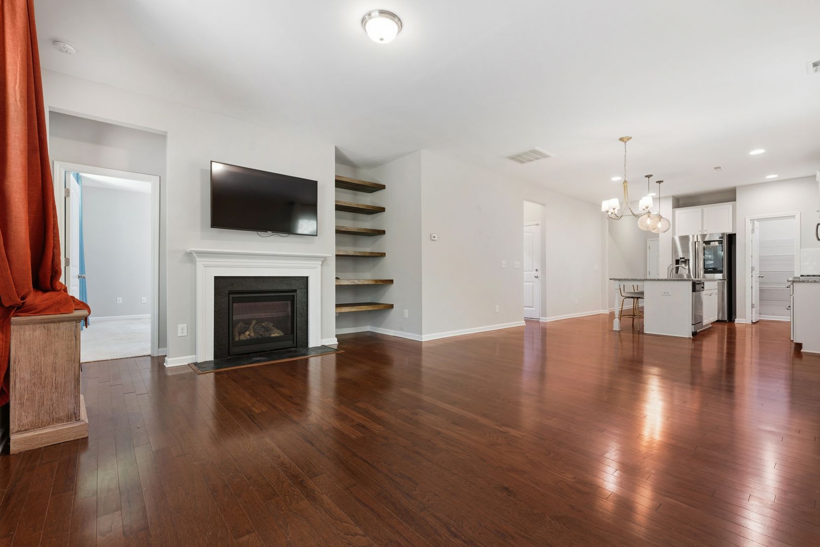 Spacious 3-Bedroom Home with First-Floor Primary Suite in Woodlake – photo 3