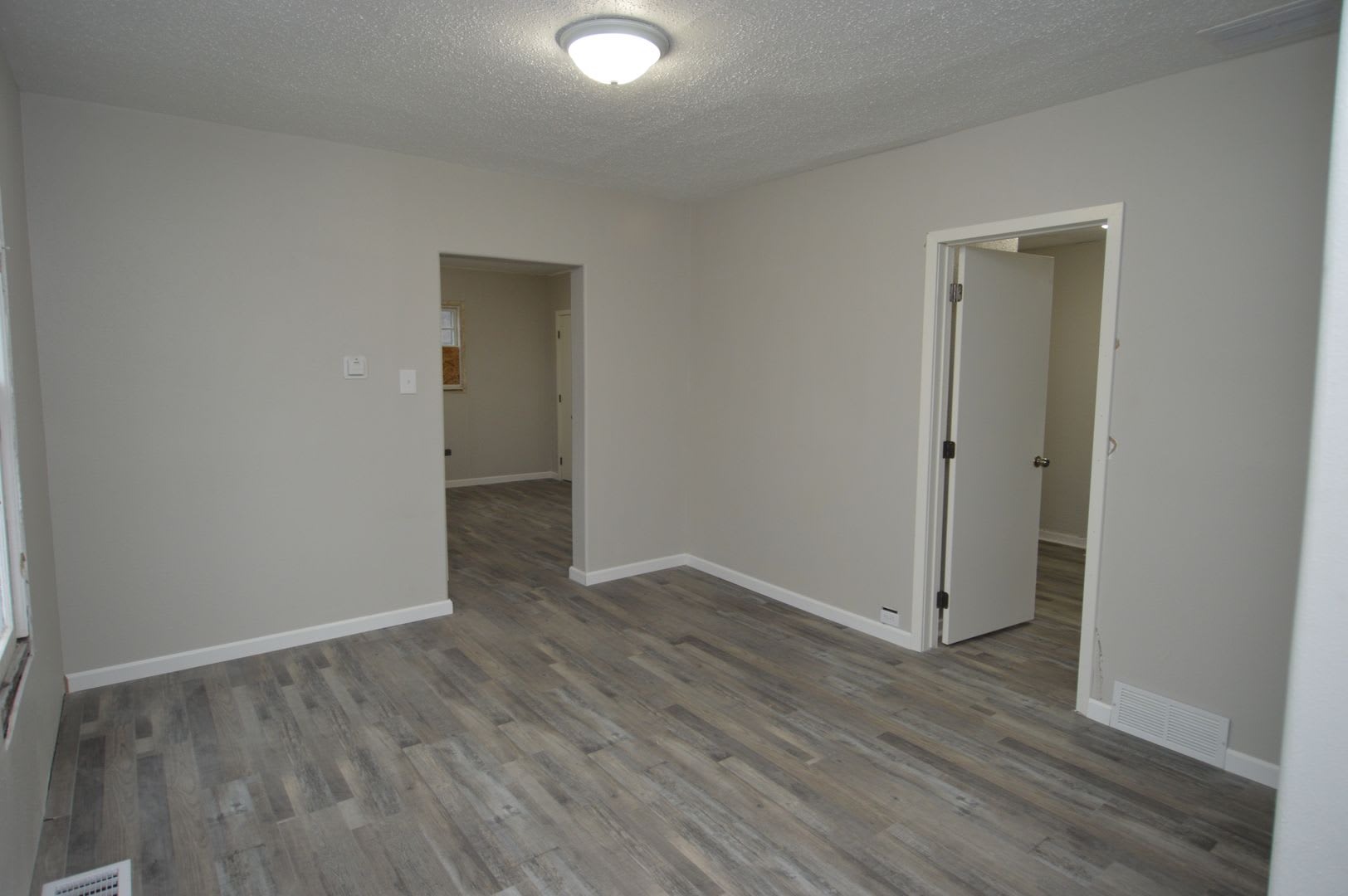 Fully remodeled 3 bedroom 2 bath near downtown and Greenway! – photo 2