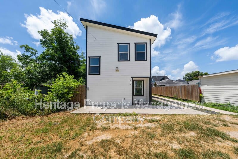 323 Gabriel – photo 1