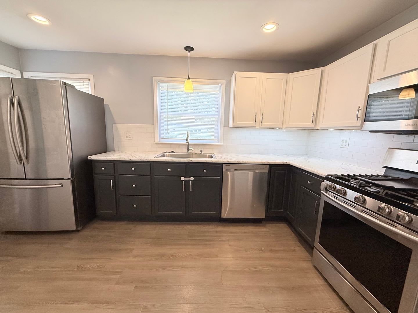 Charming 3 Bedroom Home in Quiet Normal Neighborhood – photo 2
