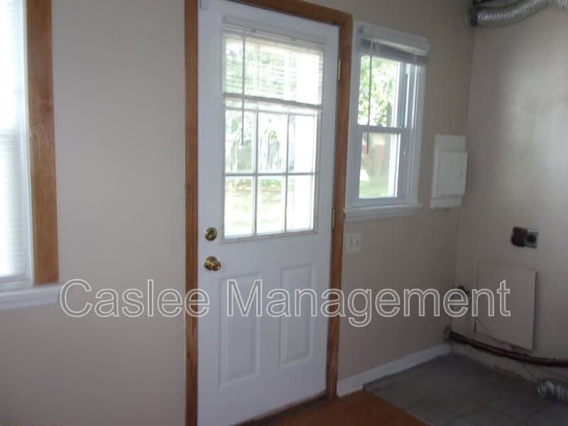 1235 Anderson – photo 3