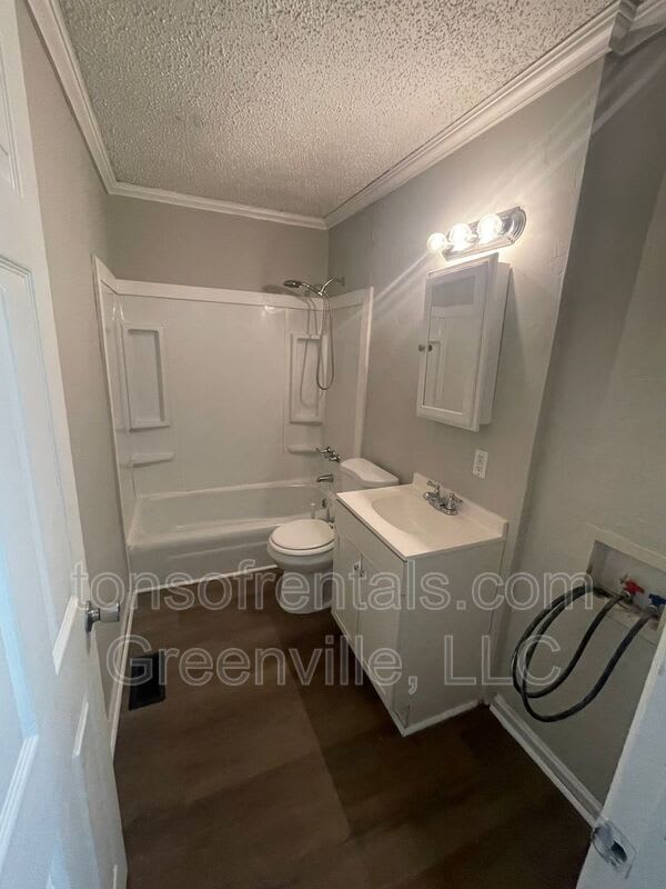 695 Saxon Ave – photo 5