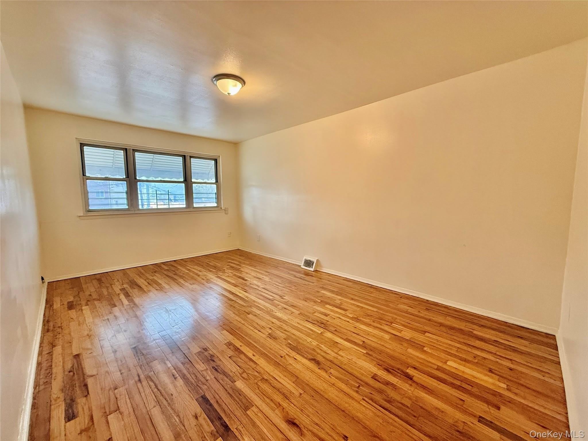 1958 Burke Avenue – photo 4