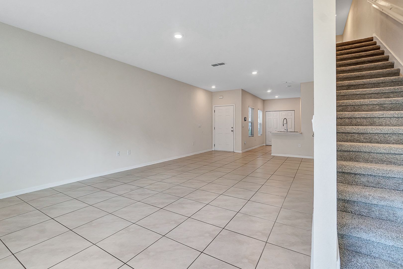 Stunning 3 Bed 2.5 Bath Townhouse! – photo 5