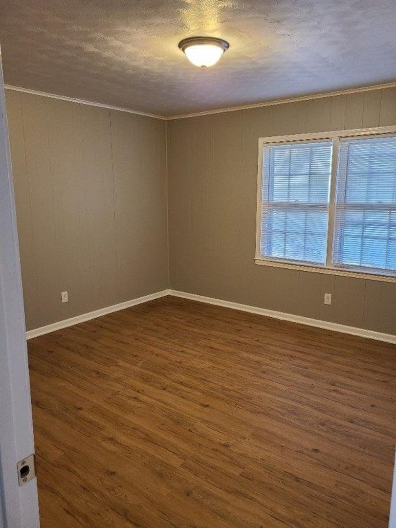 4 Success Now Offering This 3 Bedroom 2Bath Home With An Open Floor Plan Renovated Bathrooms And Lvp Throughout – photo 5