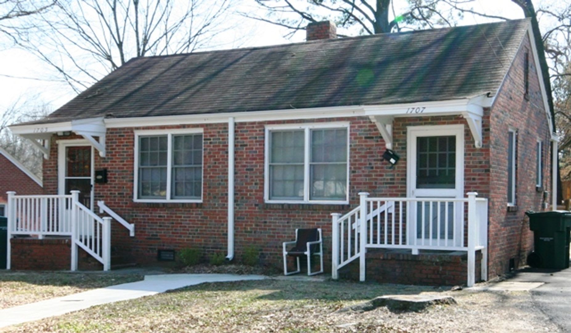 Charming 1BR duplex. Walk to 9th St. and DUKE! – photo 1