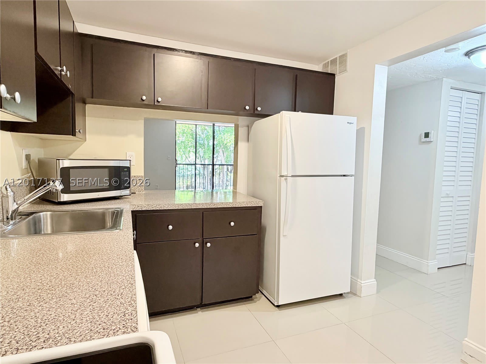 450 Commodore Dr – photo 2