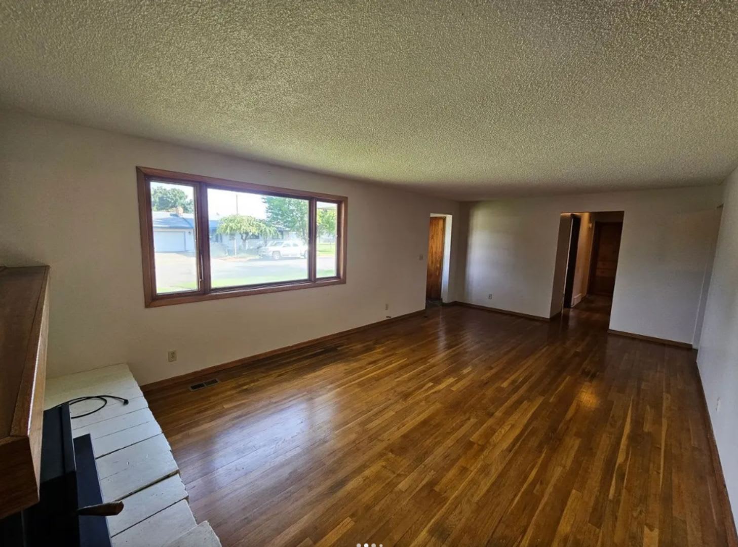 4 Bed 2 Bath Rancher Original Hardwood Floors Corner lot 2400 Sq/Ft of space – photo 2