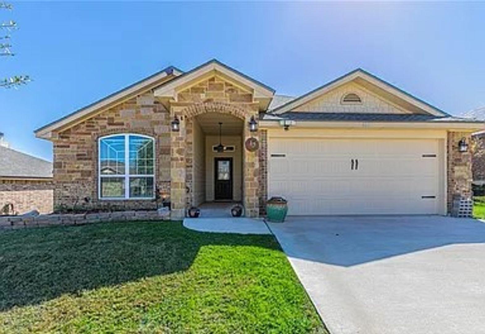 821 KENDRA DR – photo 1