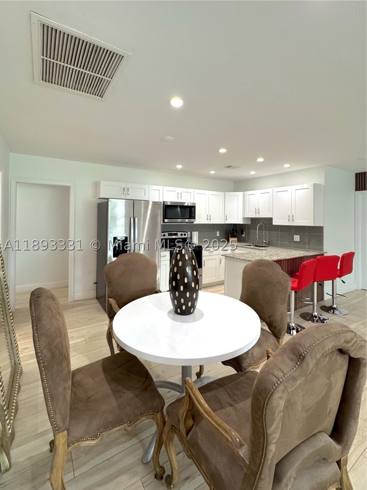 120 NE 9th Ave – photo 3