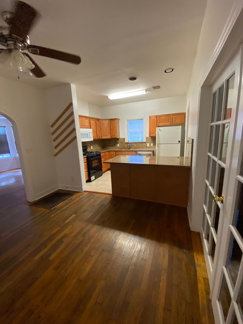 UT PRE-LEASE: Charming home 2 blocks from UT, Wood Floors, Updated kitchen, Walk/Bike to Campus – photo 2