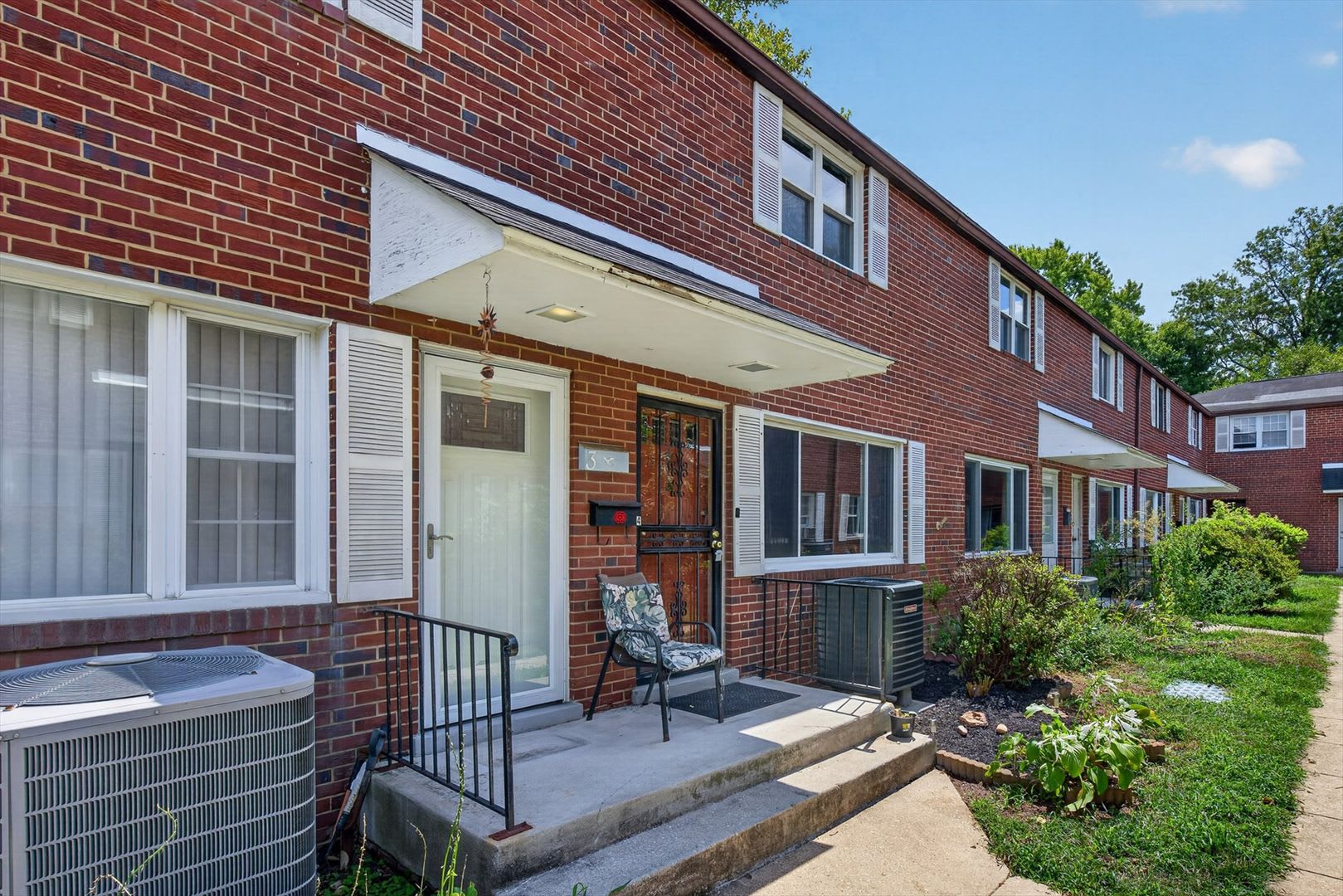Freshly Renovated 2-Bedroom Condo Near Laurel Shopping & Dining – photo 2