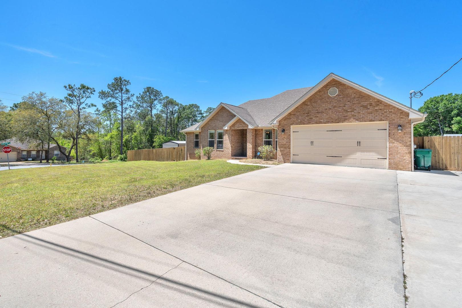Stunning 4 Bedroom in PRIME Location!! South of I-10!! – photo 2
