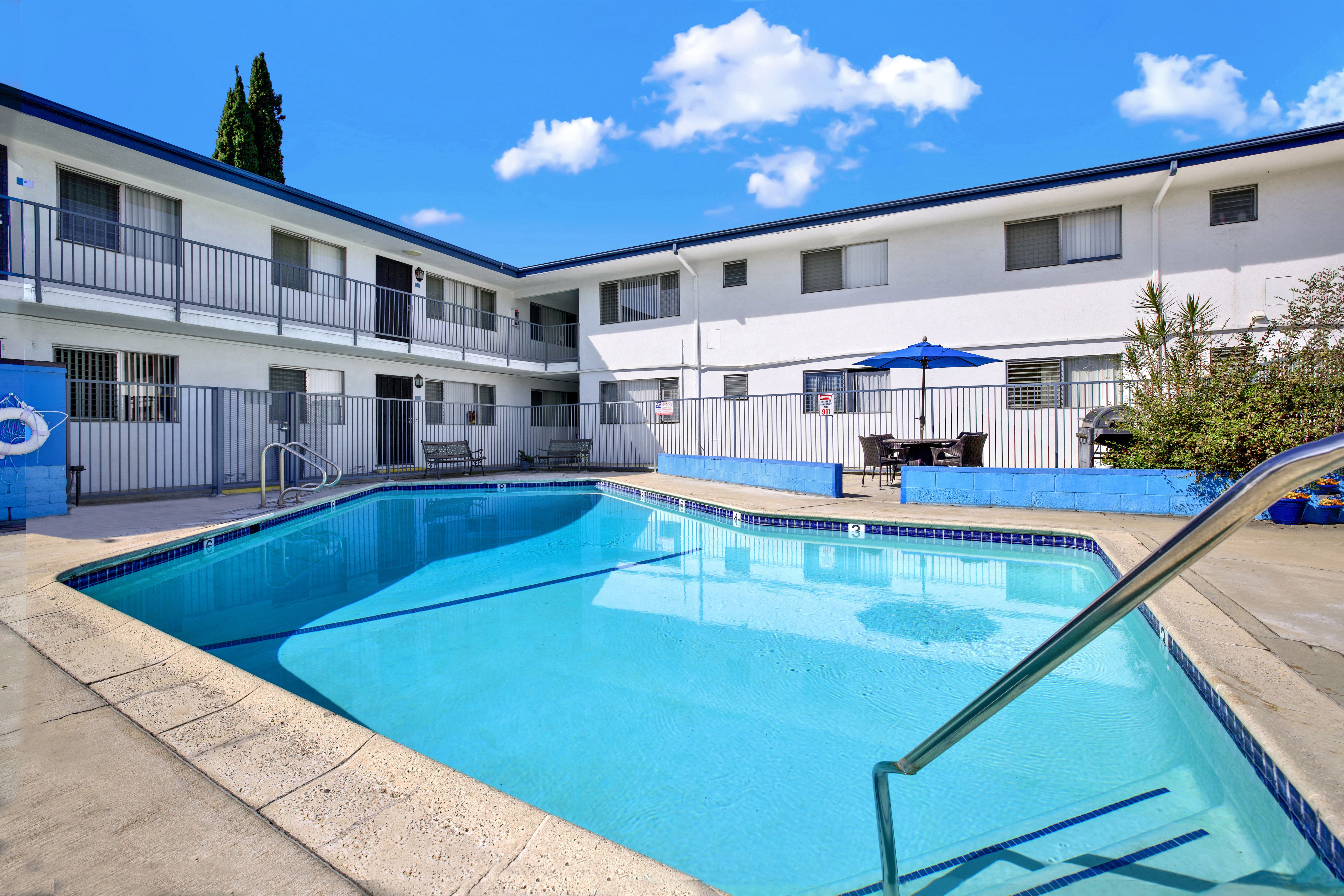 Tustin Arms Apartment Homes – photo 1
