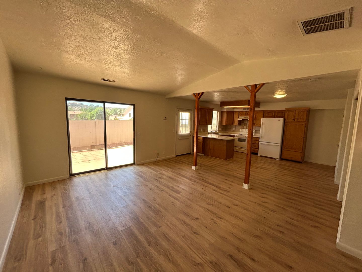 Available September 25th! 3 bed, 2.5 bath, 2 car garage for rent – photo 2