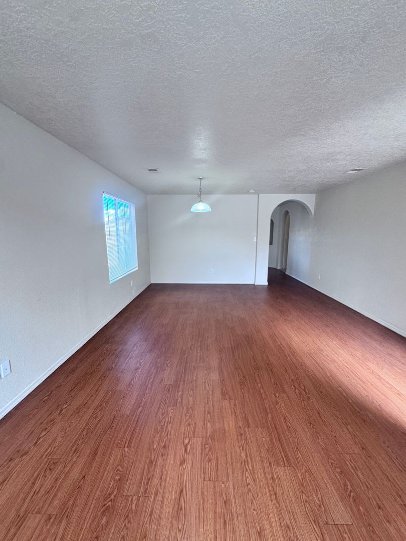 4 Bed 2 Bath Home New Carpet – photo 2