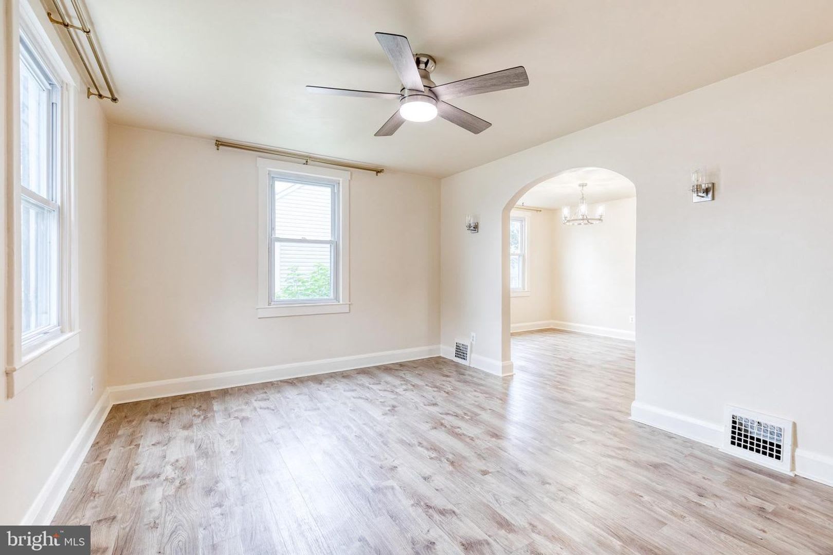 4Bd 1 5Bth Home Nestled On A Beautiful Lot With An Incredible Expanse Of Lush Green Space – photo 3