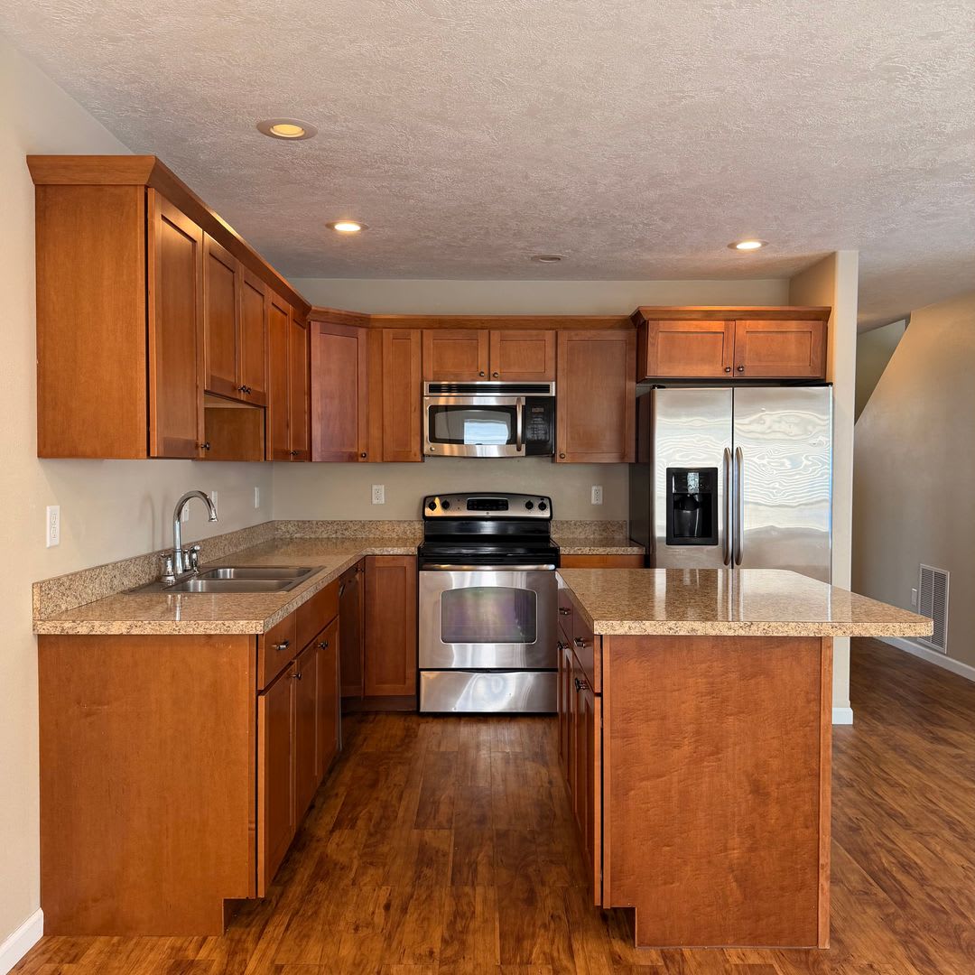 Spacious 3 Bedroom 3 Full Bathroom Townhouse – photo 2