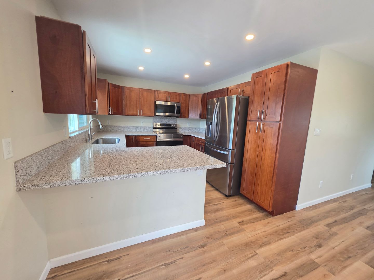 AVAILABLE NOW! 2 bed, 2 bath, 2 tandem parking – photo 1