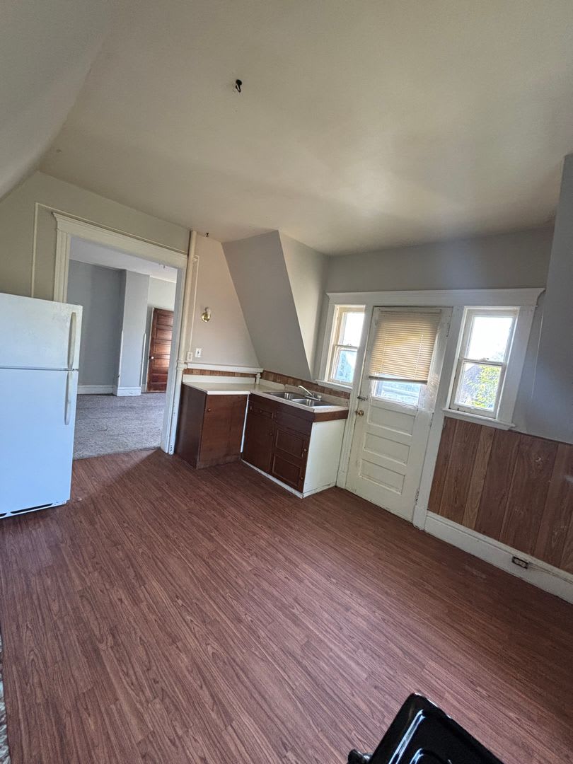 Mvb Properties Llc 1423 Summit St New – photo 2