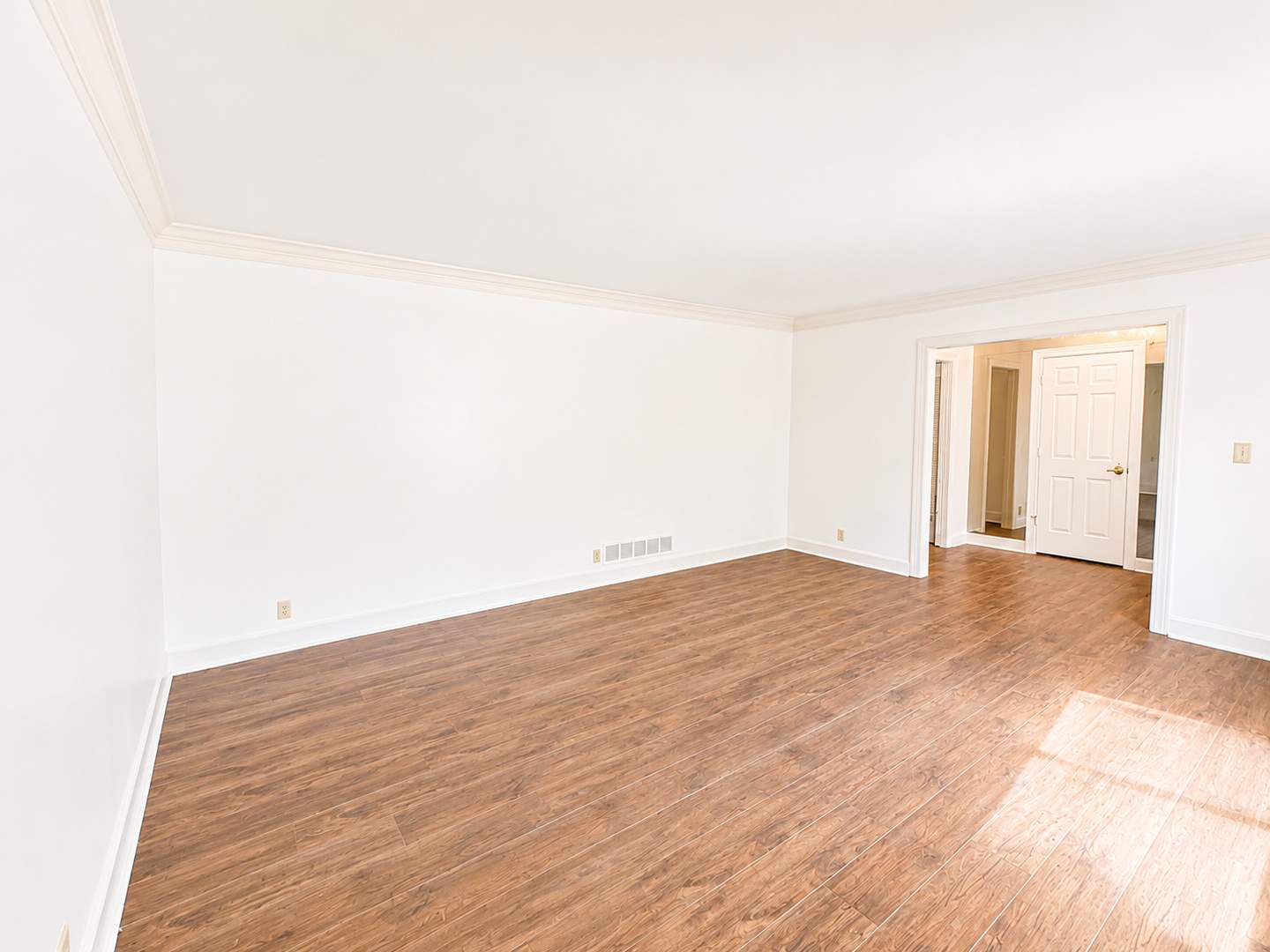 Spacious Walkout In Desirable Location – photo 5