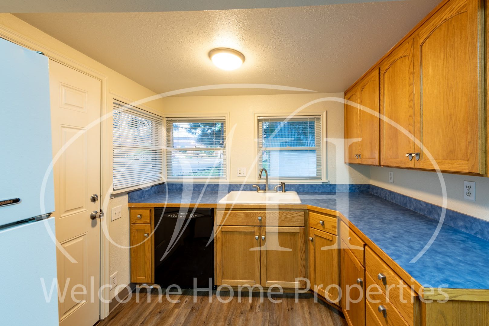 Cozy 3 Bedroom Home With Newer Flooring & Paint – photo 4