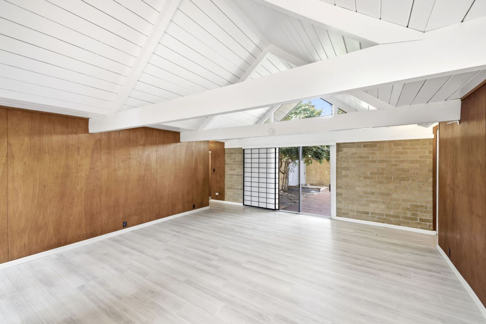 Charming 4+ Bed, 2 Bath Eichler in Desirable Greenmeadow – photo 3