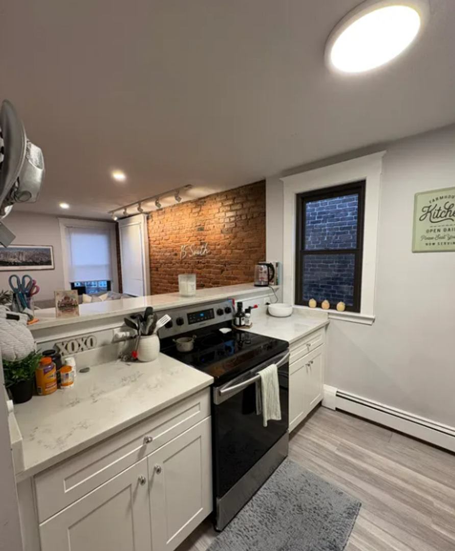 Charming 1 5 Bedroom – photo 2
