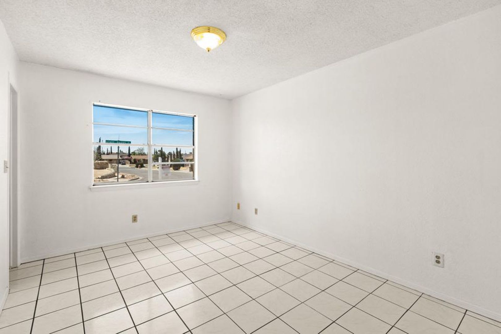 Lovely 3 bedroom, 2 Bath home in East of El Paso! – photo 3