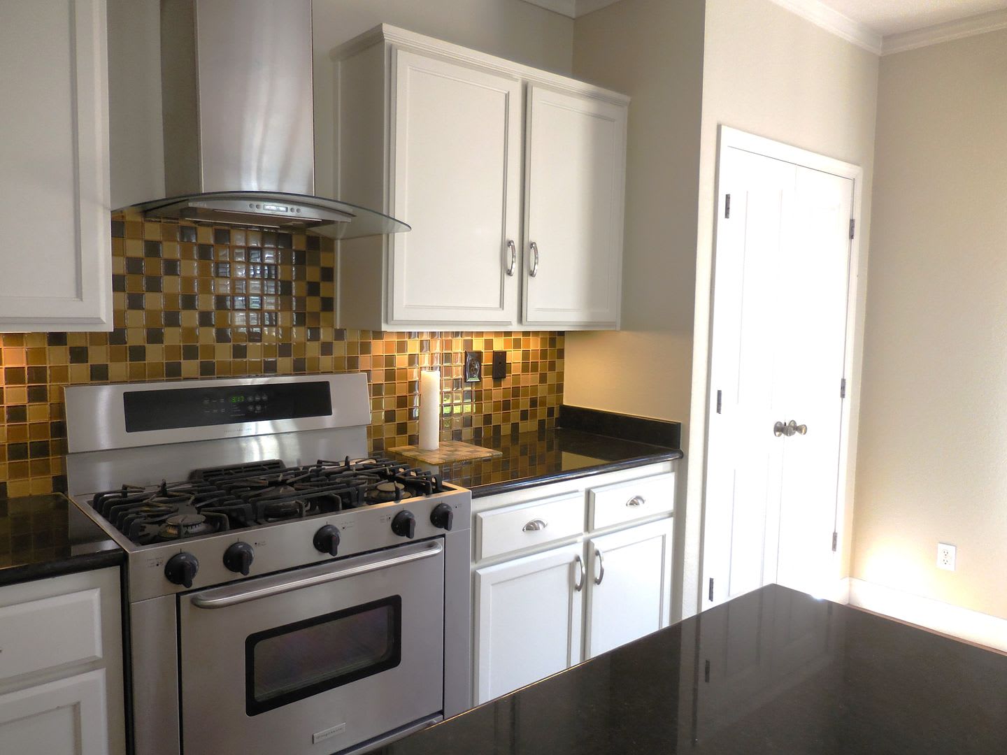 Spacious Single-Story Home with Workshop, RV Parking & Beautiful Backyard – Available Now! – photo 4