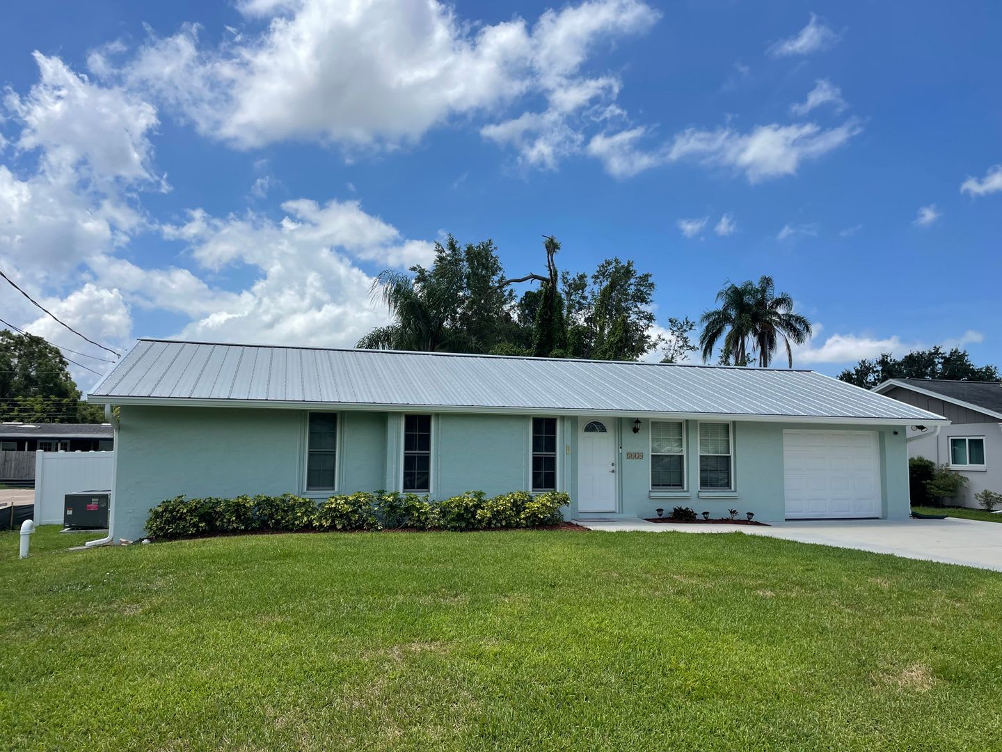 ANNUAL UNFURNISHED 3-bedroom, 2-bathroom house in Oak Shores community – photo 1