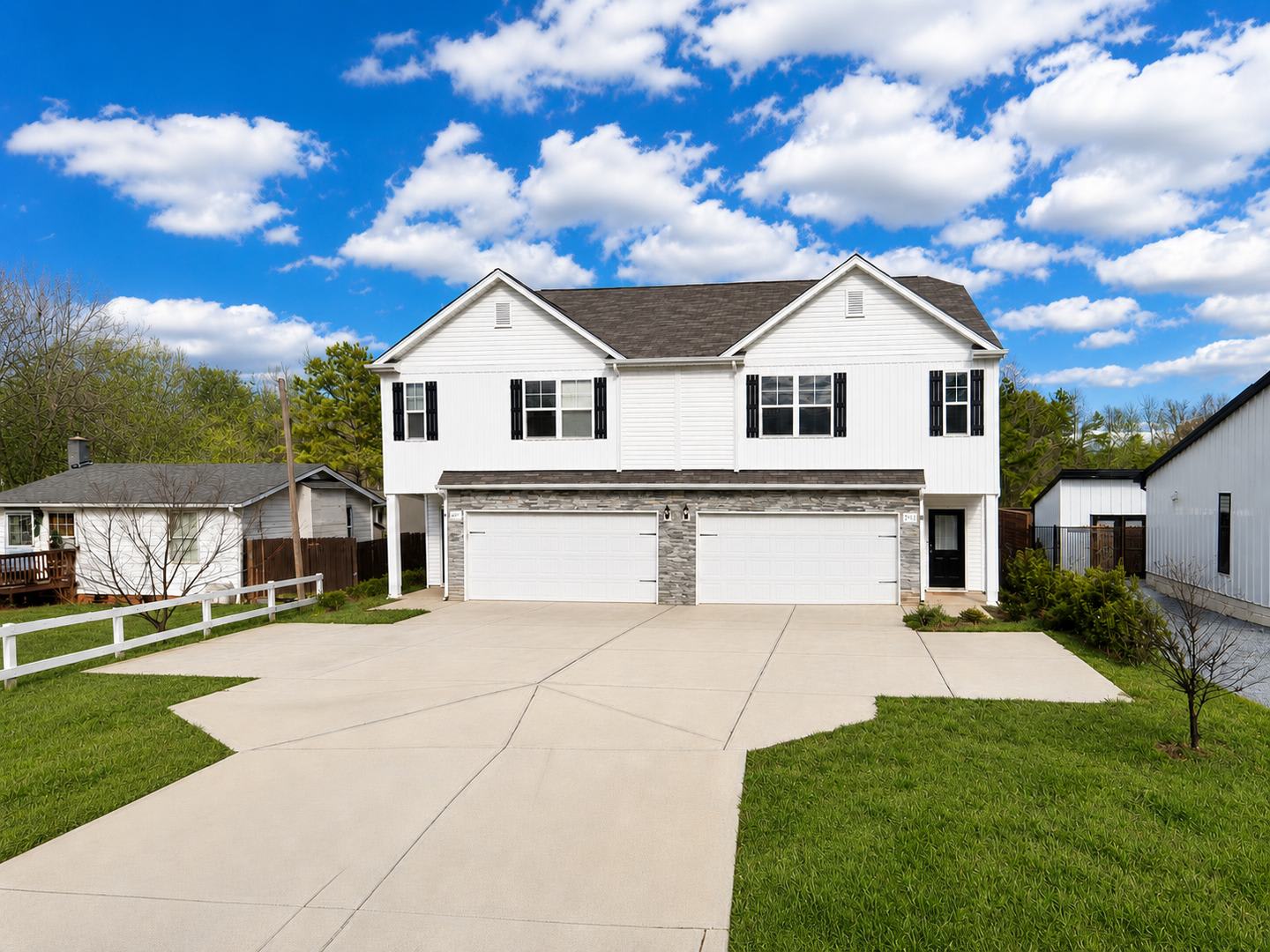 Move-In Special! Luxury Huntersville Home with 1 Month Free – photo 1