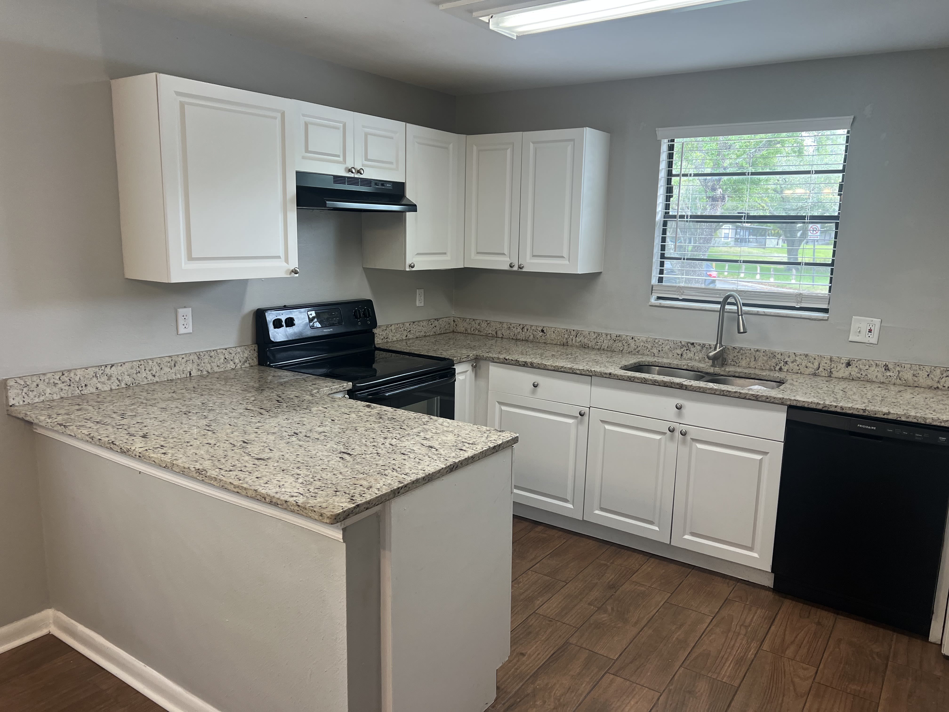 10101 Lake Oak Cir – photo 1