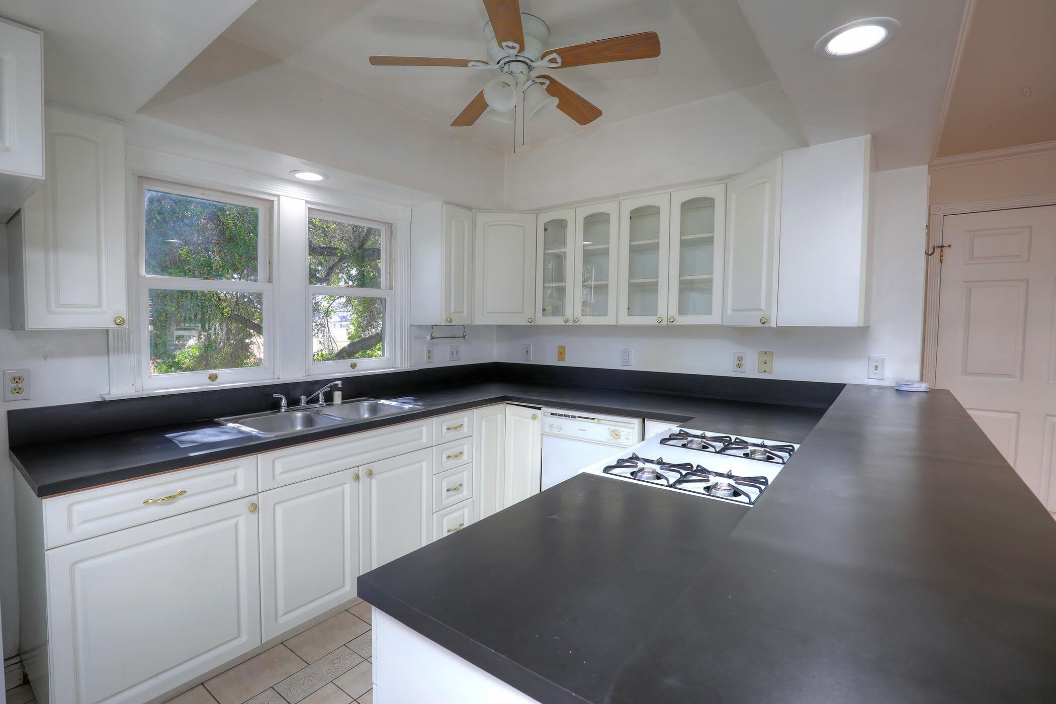 1513 De La Vina Street – photo 4