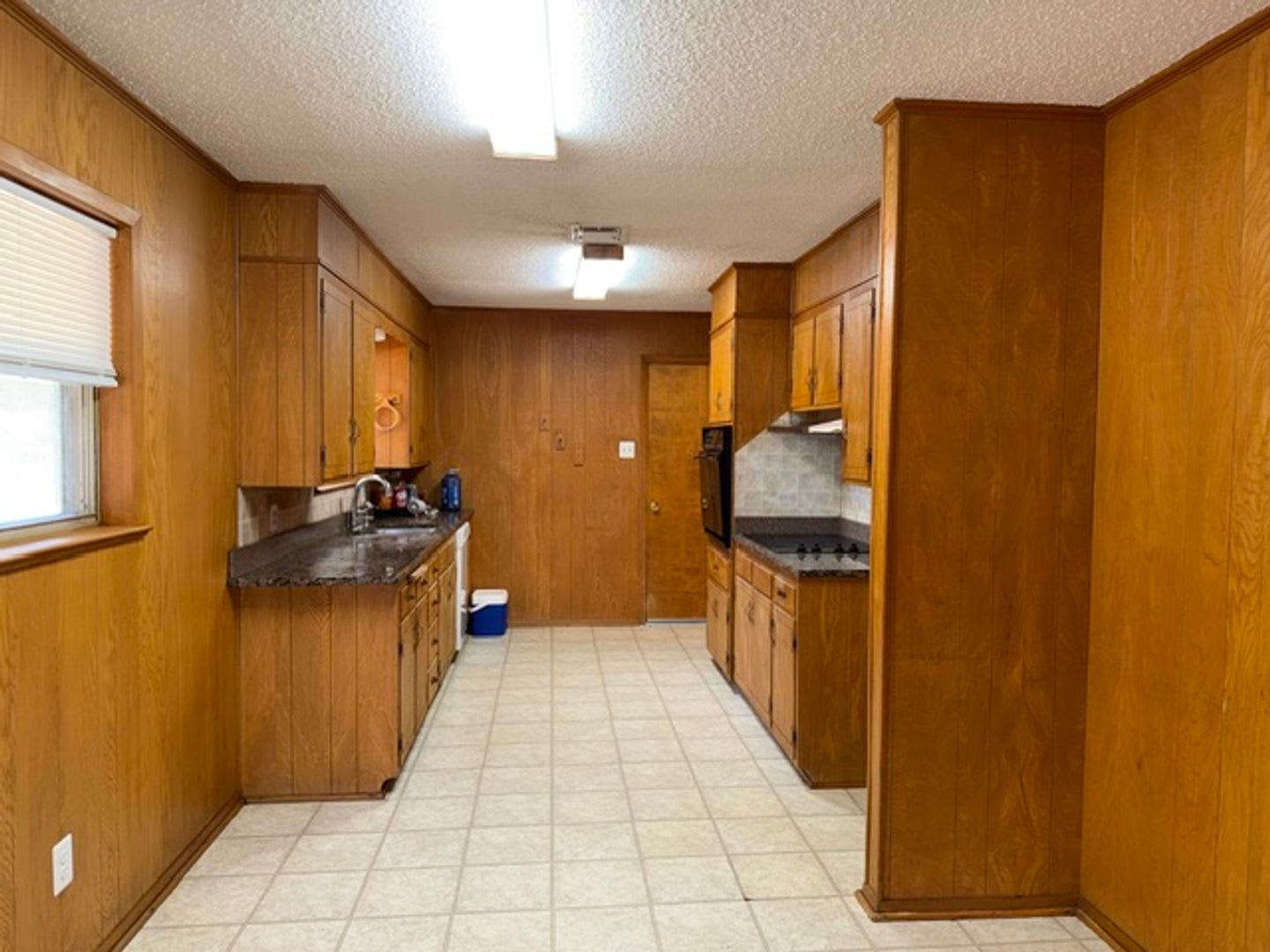 Two Living Rooms And Fully Fenced Backyard – photo 2