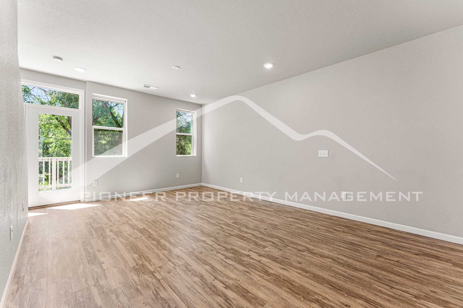 Beautiful Townhome With Attached Garage And Central A C – photo 2