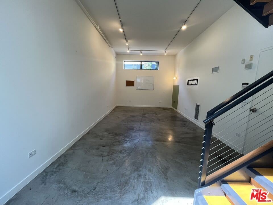 320 Indiana Ave – photo 4