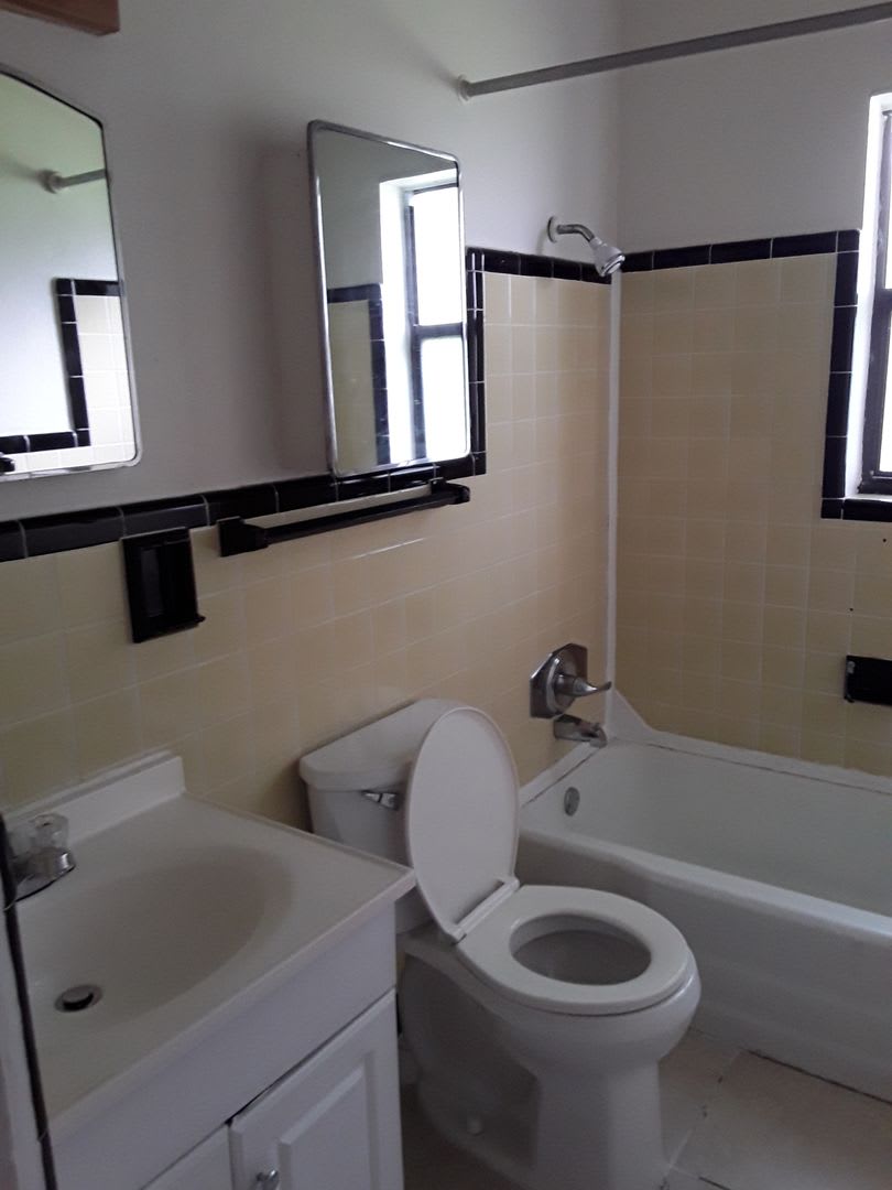 Great location two bedroom one bath with a garage – photo 4