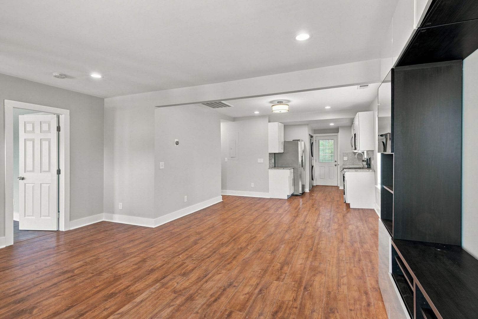 Modern 3 Bedroom in The Nations – photo 5