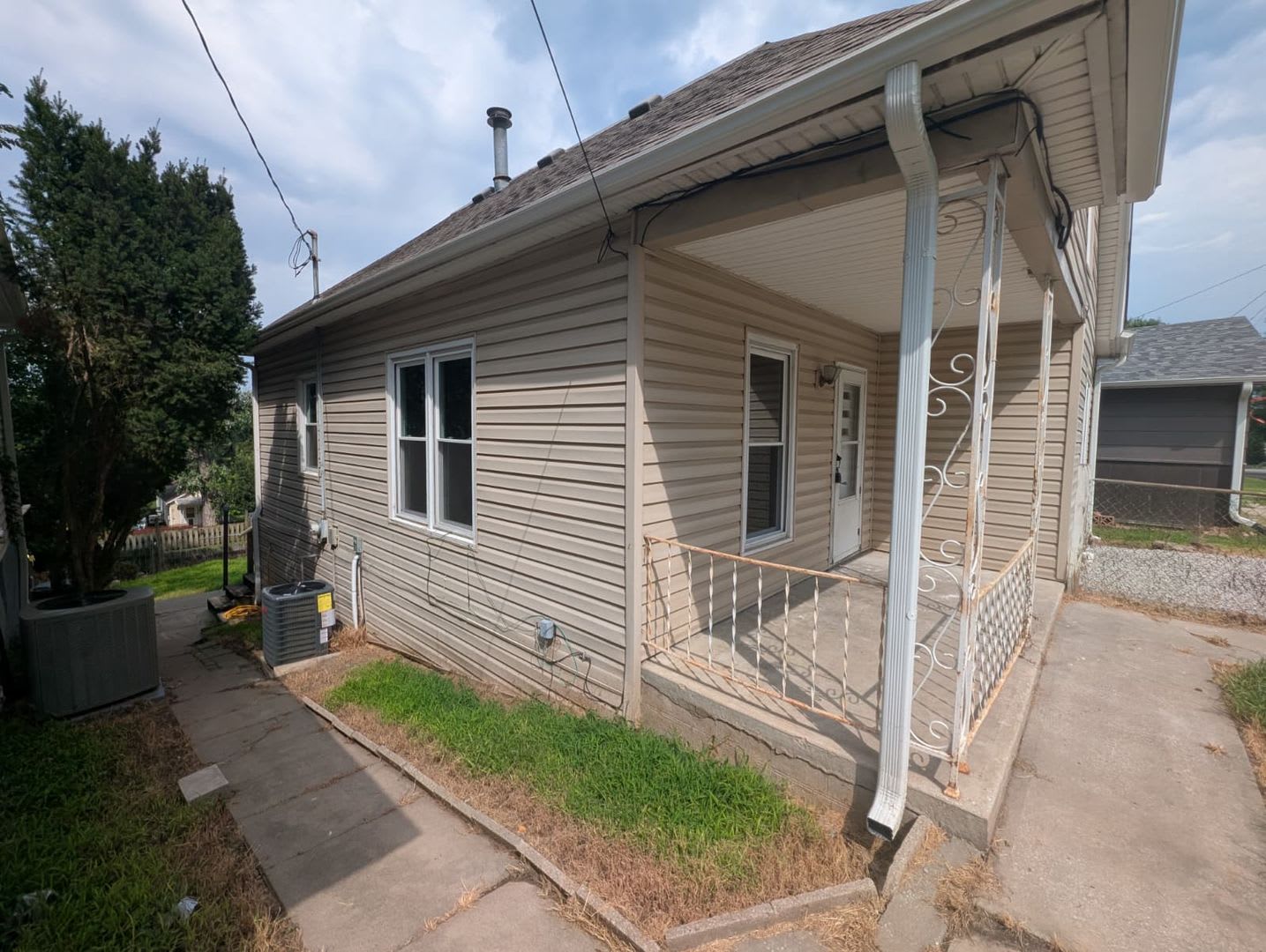 Remodeled 2-Bedroom and 1 Bathroom & Off-Street Parking – photo 2