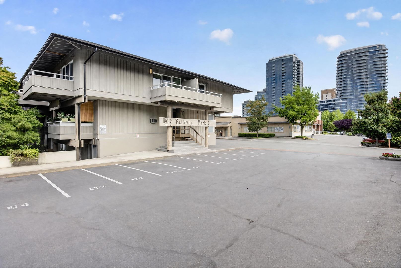 Fully Renovated Sun-Filled Downtown Bellevue Condo with Dual Balconies & Prime Walkable Location – photo 1