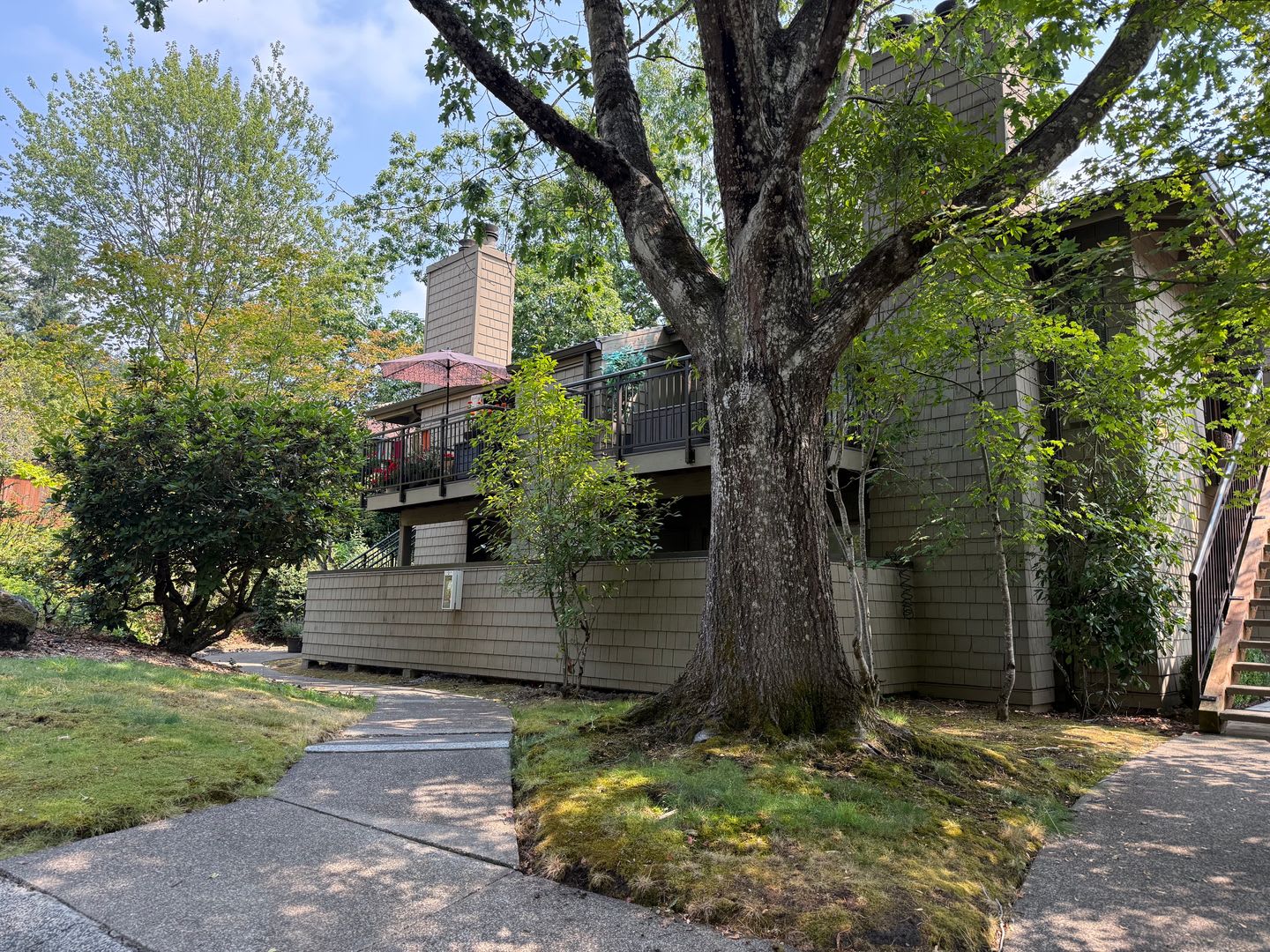 Remodeled Lake Oswego Condo Quiet Neighborhood Pool A C – photo 1