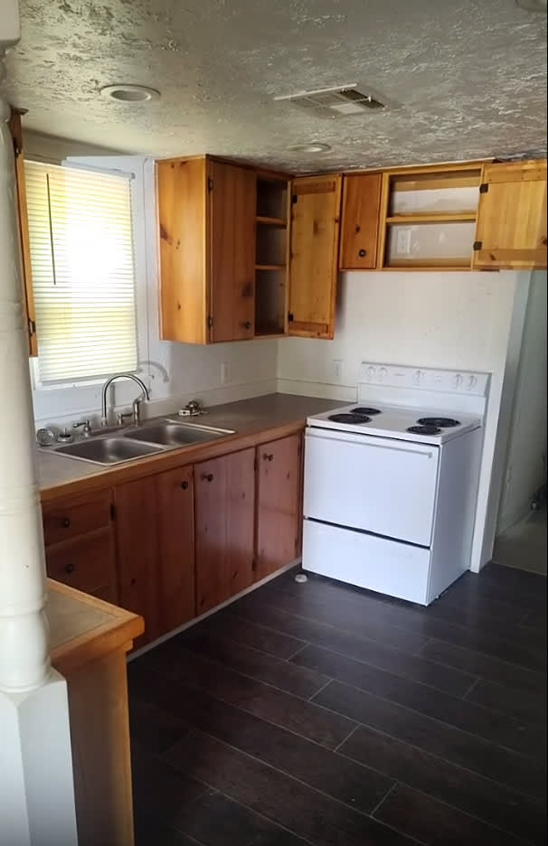 607 W. Apache St. – photo 2