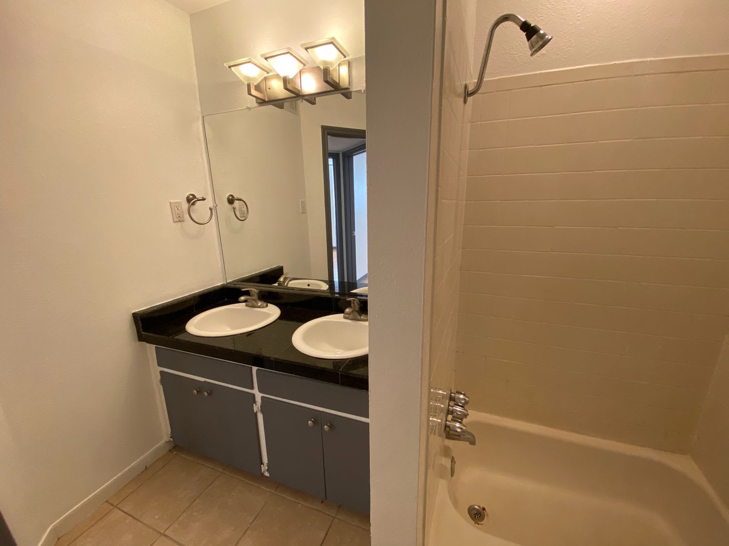 AVAILABLE: 2 BR-1 BA Hyde Park Condo / Laminate Wood Floors / Close to UT and Downtown – photo 4