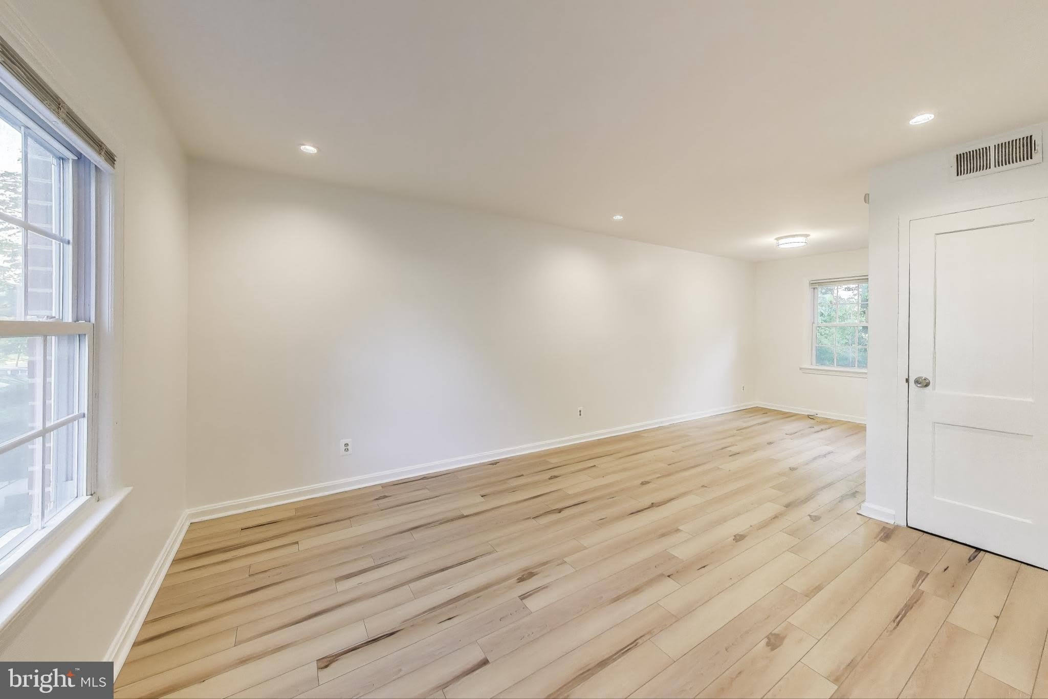 1716 E WEST Highway – photo 4