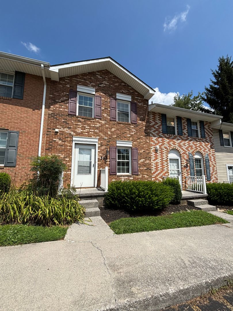 2 Bedroom, 1.5 Bath Townhouse – photo 2