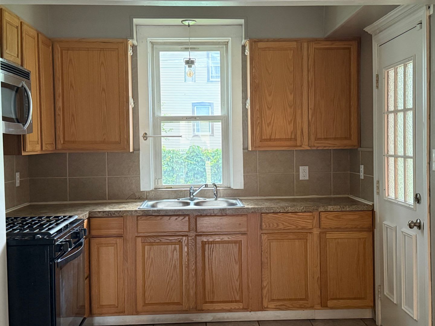 Charming 4‑Bedroom Single‑Family Home – photo 2