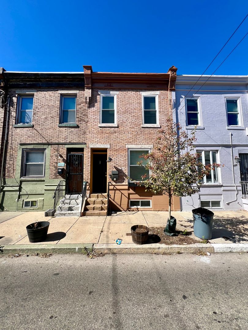 Stunning 3-Bedroom Townhome with Finished Basement in Point Breeze! Available mid-October! – photo 2