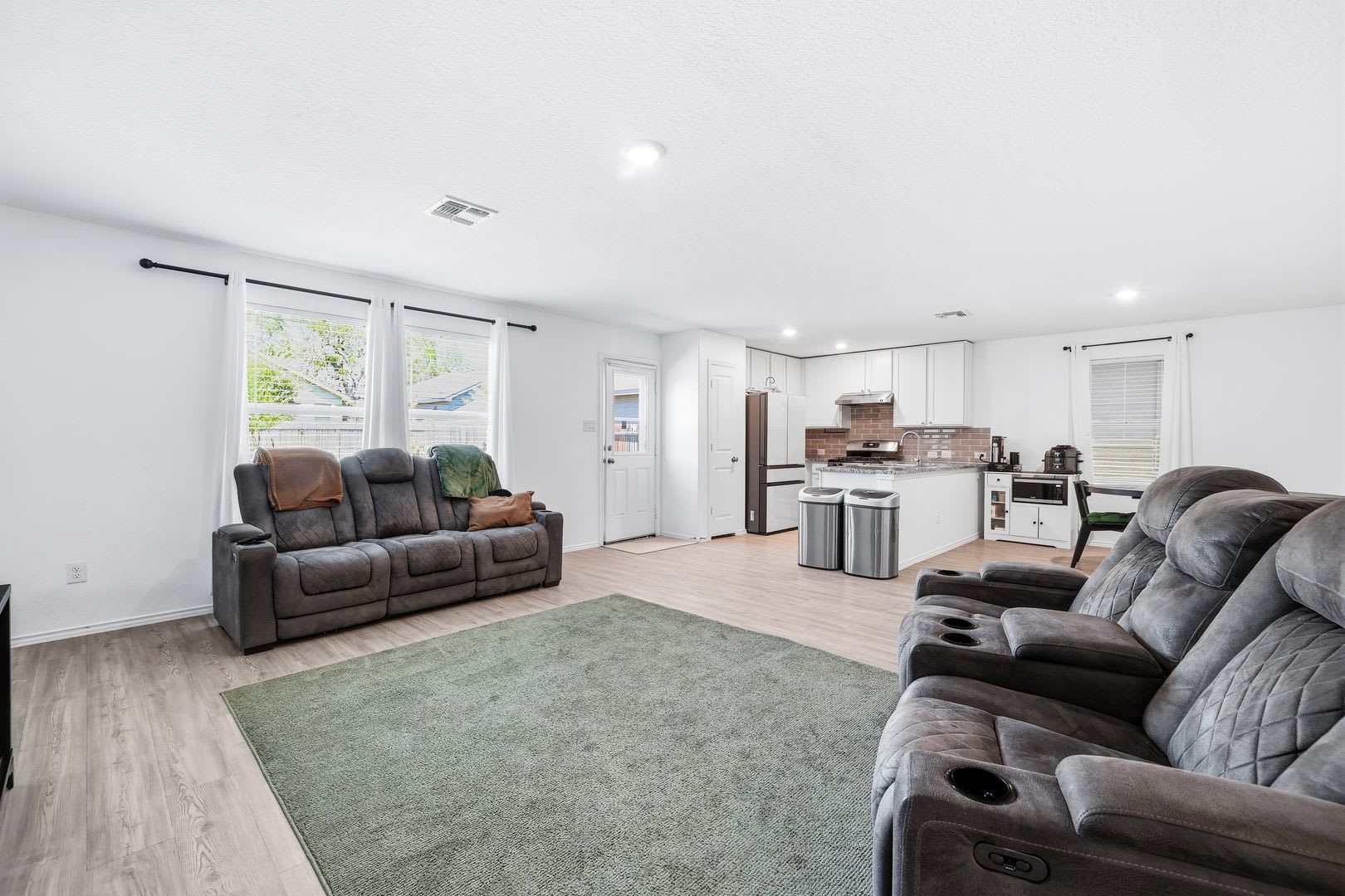 Open Concept Home with Loft & Two Patios – photo 2